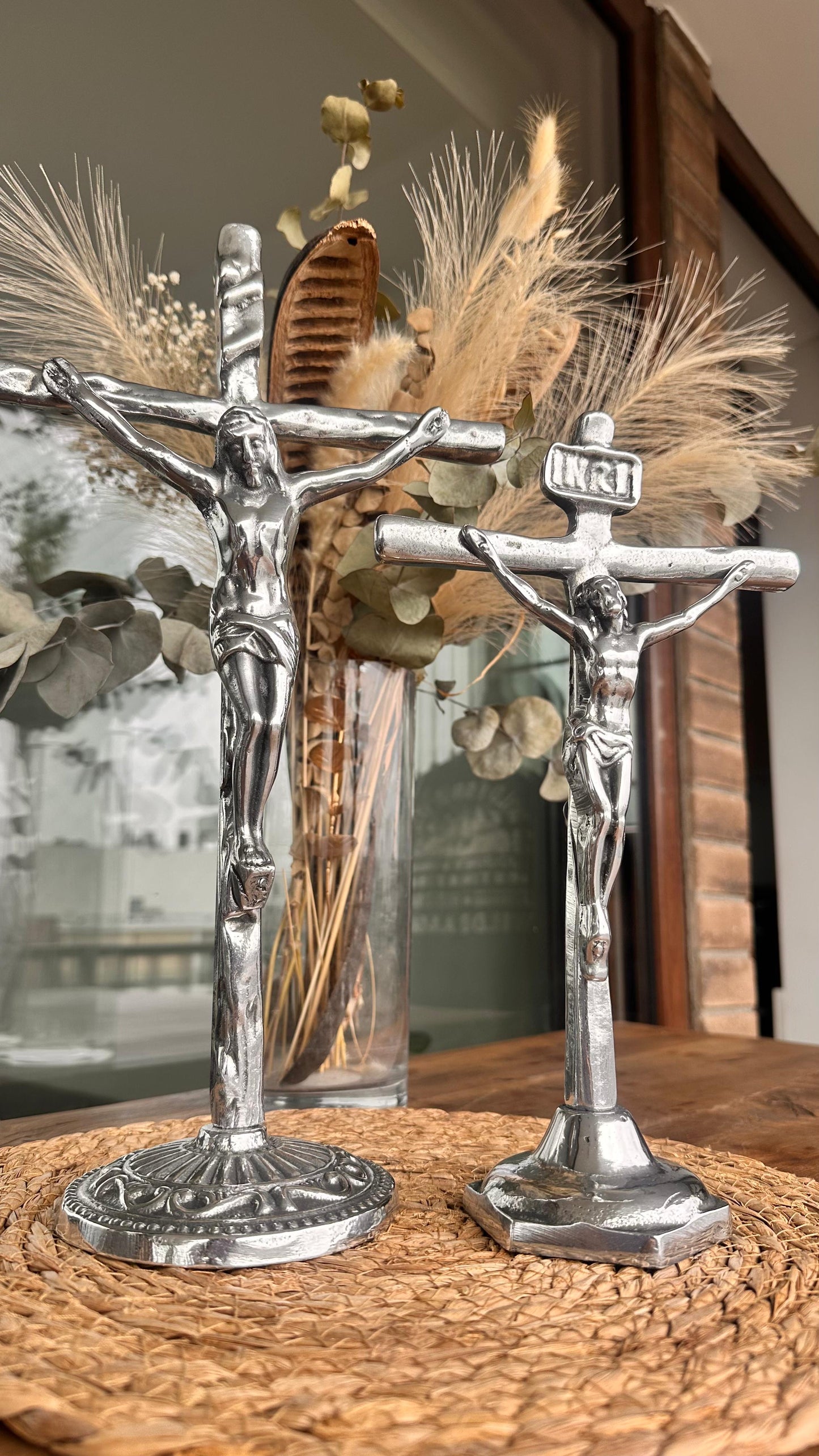 Cristo chico con pedestal peltre