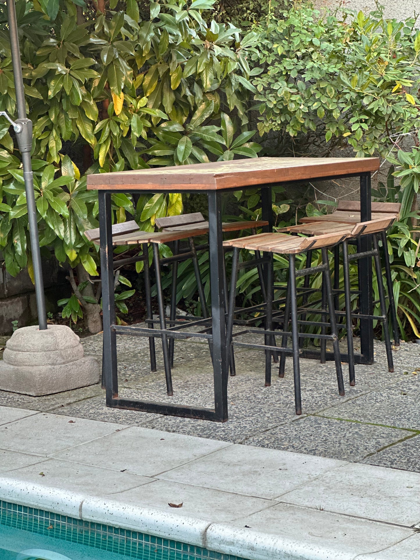Mesa de bar Petrohué