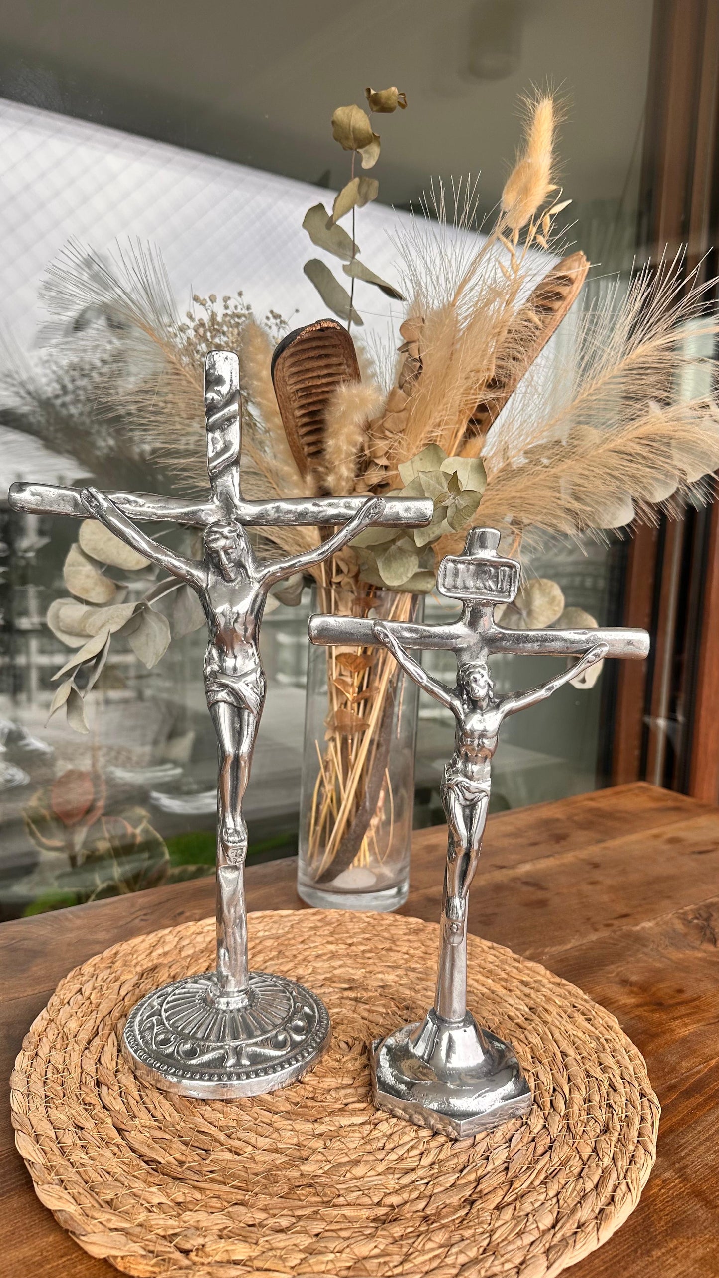 Cristo chico con pedestal peltre