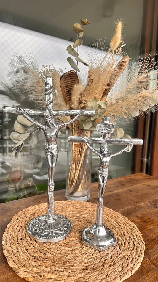 Cristo chico con pedestal peltre