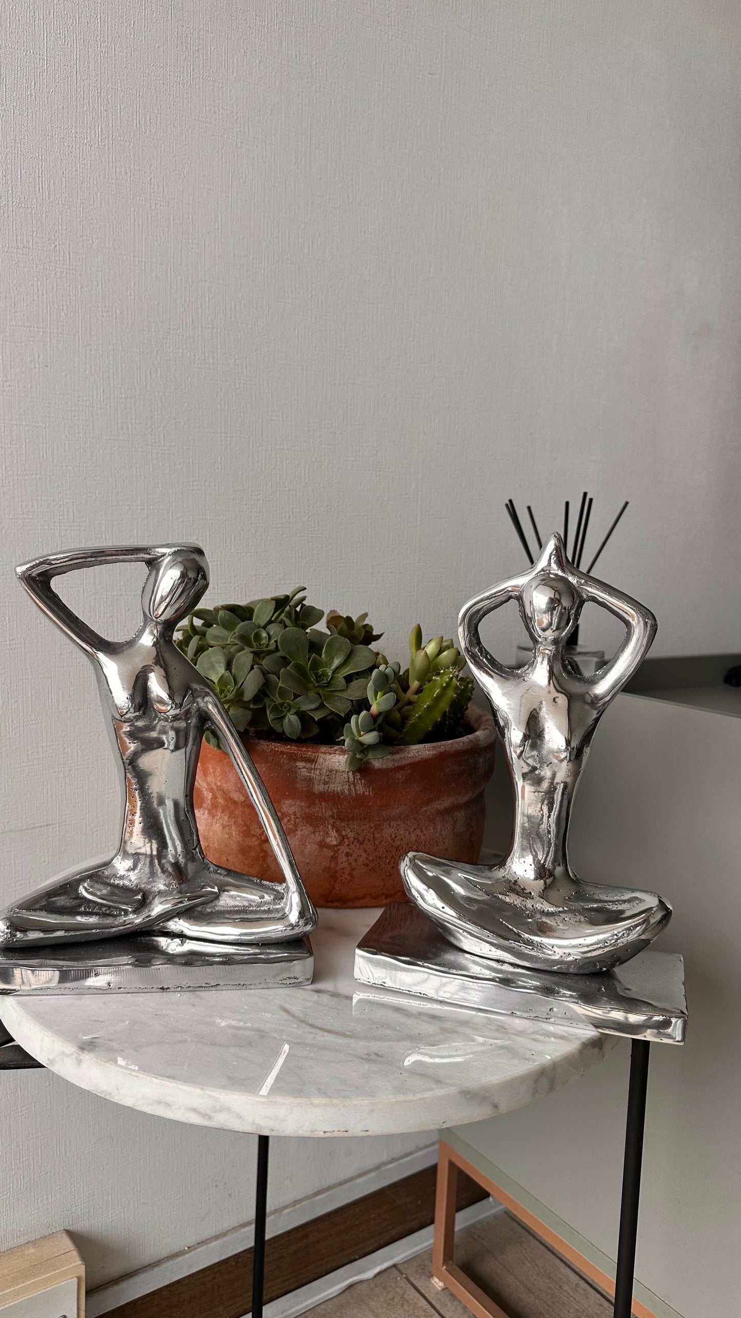 Escultura yoga peltre