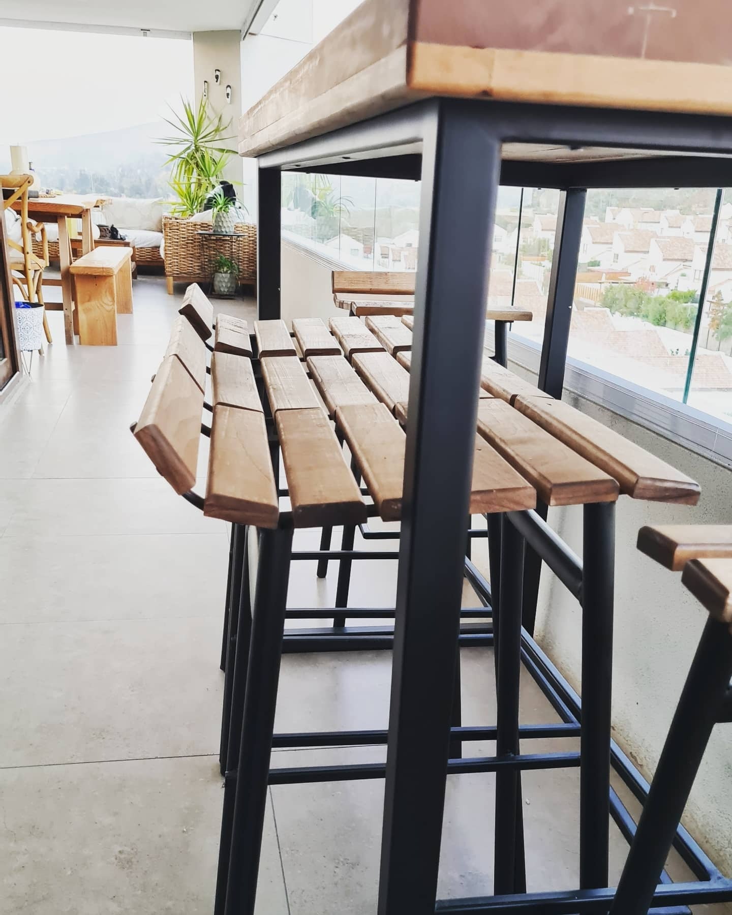 Mesa de bar Petrohué